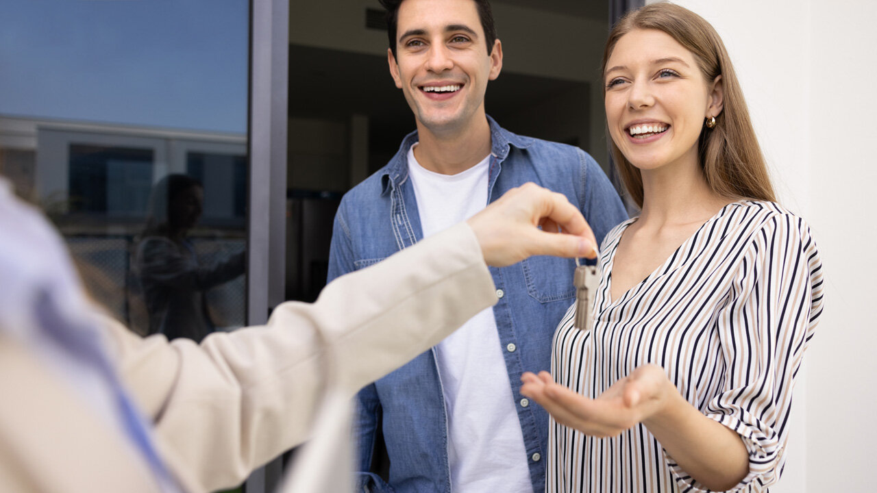 Couple de jeunes souriants prenant une pause lors de travaux